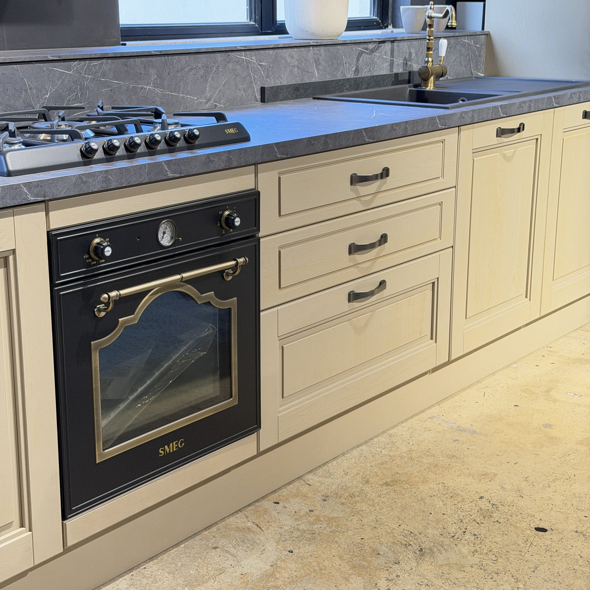 Verona Kitchen Domestica – Showroom Model – Smeg Oven and Drawers